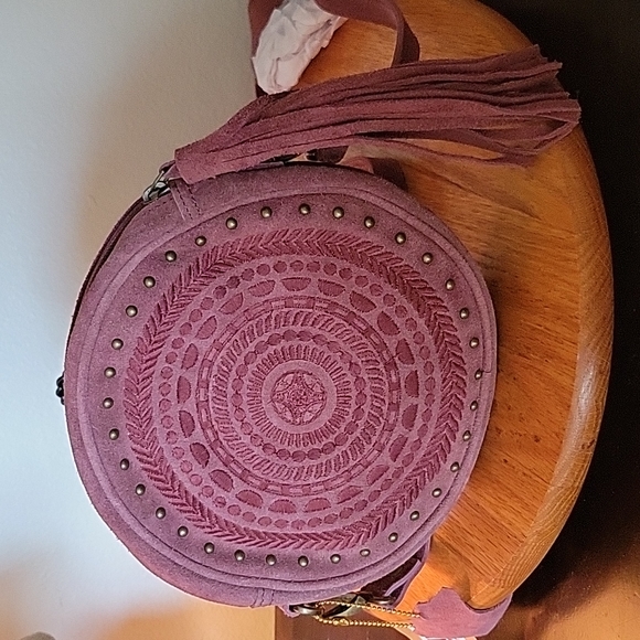 Beautiful wine colored suede crossbody purse w/7" tassel & 3 1/2" earrings. - Picture 6 of 11